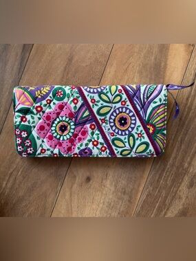 Vera Bradley Mod Flowers Quilted Accordion Wallet Organizer Magnetic Closure